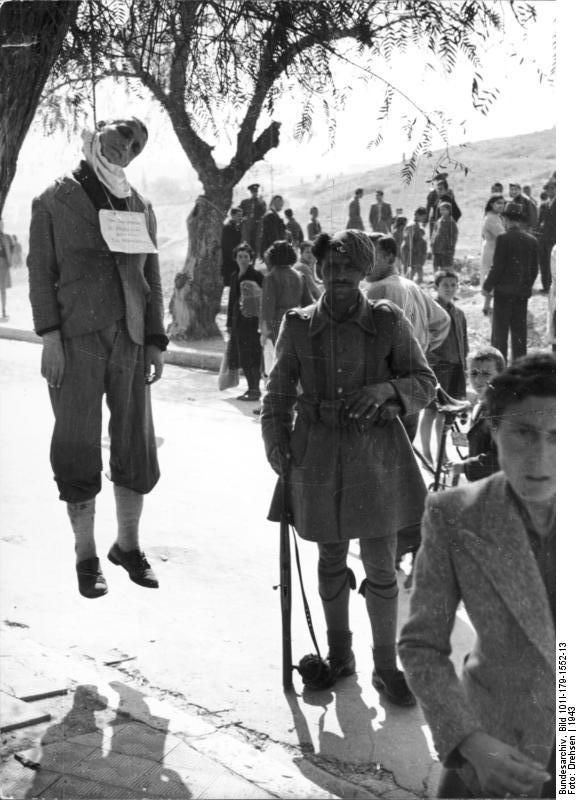 Bundesarchiv Bild 101I 179 1552 13 Griechenland erhängter Mann in Ortschaft