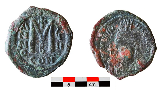 Χάλκινος φόλλις Μαυρικίου Τιβερίου (582-602) από το Χώρο ΙΒ του κτηρίου 2 (τέλη 6ου αιώνα).