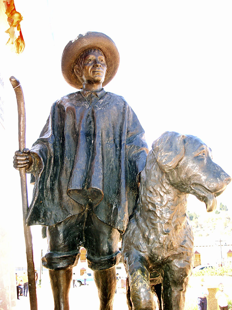 Monumento al perro Simoncito y al indio Tinjacá en la plaza Bolívar de Mucuchíes Nevado