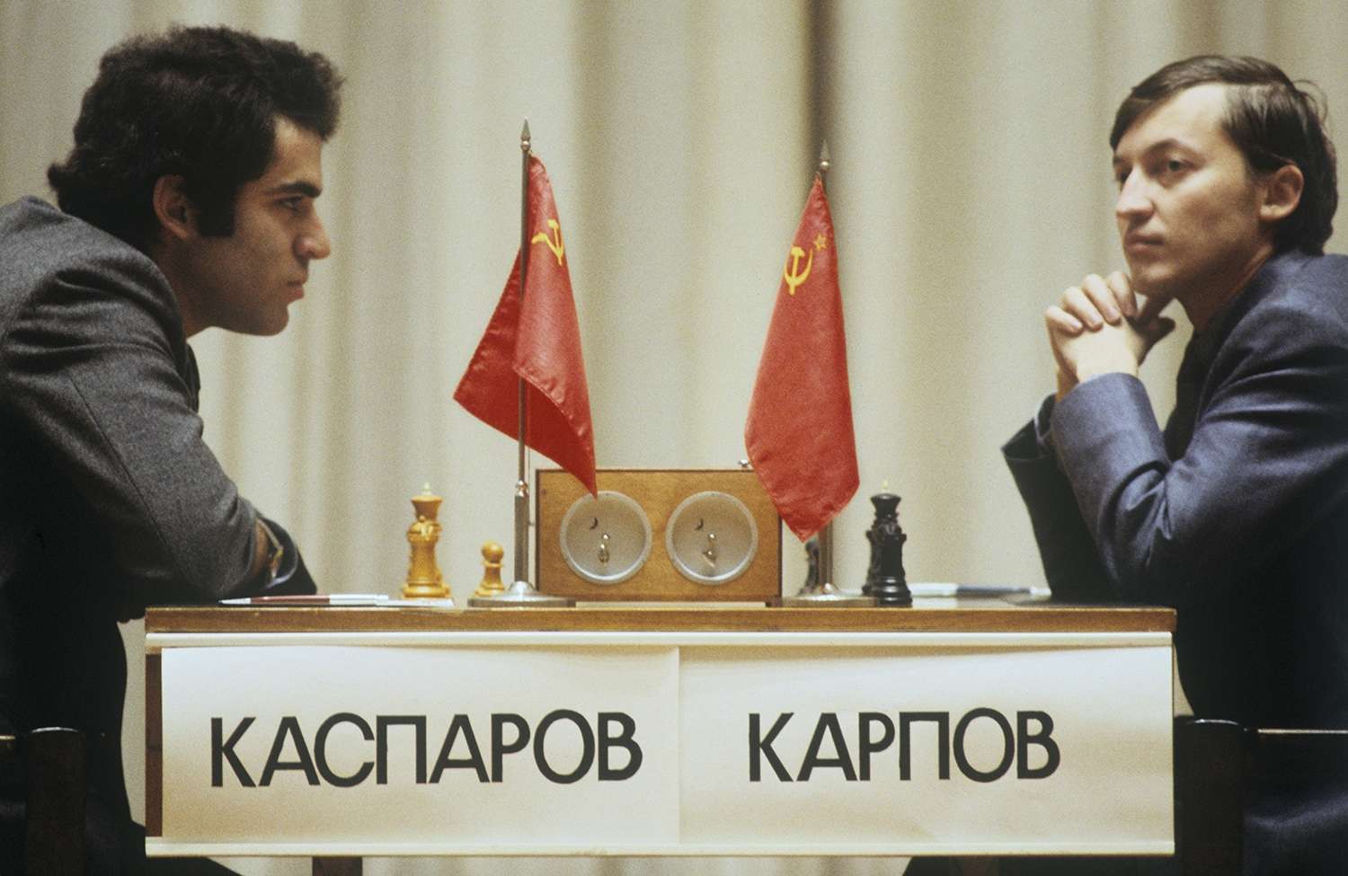 1985 τουρνουά σκακιού Гарри Каспаровым слева и Анатолием Карповым