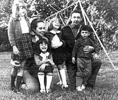 Raúl Castro Vilma Espín y sus cuatro hijos