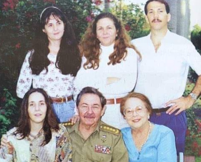 Raúl Castro junto con toda su familia Deborah Nilsa Alejandro Mariela y Vilma Espín