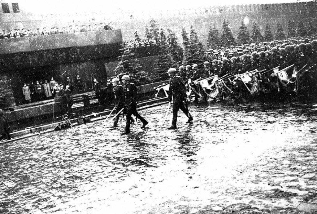 Κόκκινος Στρατός Ημέρα Νίκης 200 λάβαρα SS στην είσοδο του μαυσωλείου Λένιν