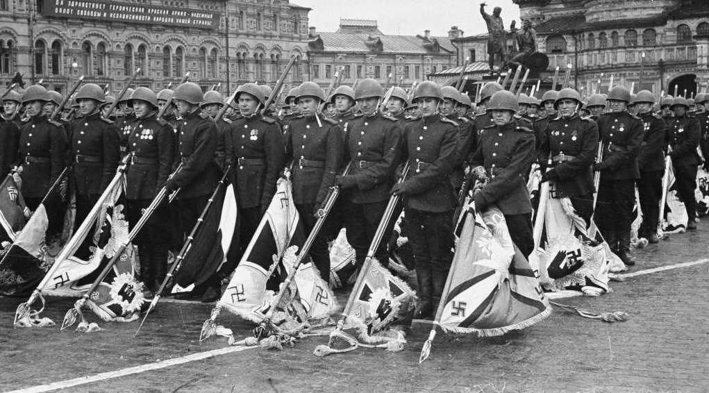 Κόκκινος Στρατός Ημέρα Νίκης 200 λάβαρα SS στην είσοδο του μαυσωλείου Λένιν