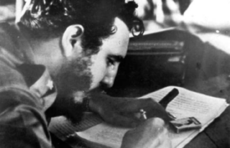 Fidel firma la Ley de Reforma Agraria en La Plata Sierra Maestra el 17 de mayo de 1959