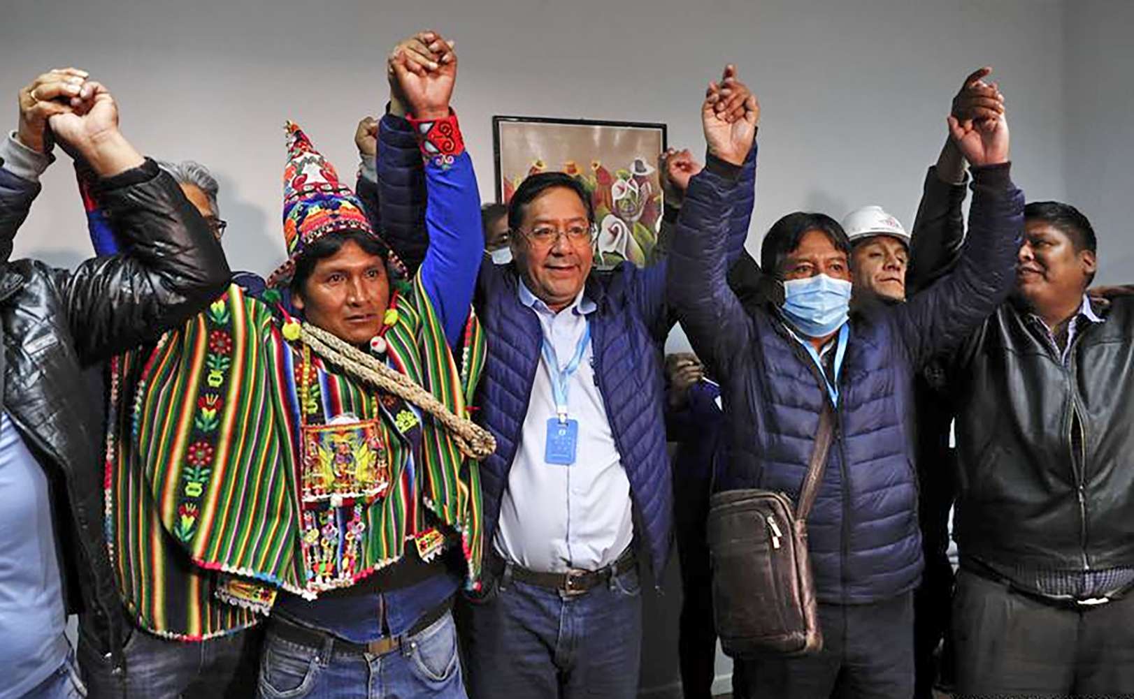 Bolivian election exit polls show socialist candidate ahead Τα exit polls στη Βολιβία βγάζουν νικητές Morales Luis Arce