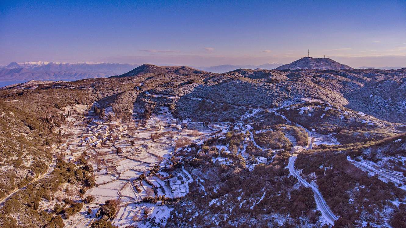 Χιόνι φιλί τ’ ουρανού Χαρούλα Βερίγου Ζωή Δικταίου φωτο Σπύρος Μπάντιος drone