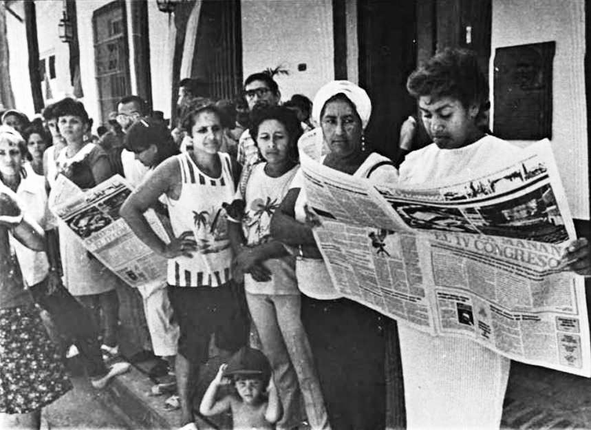 El pueblo santiaguero se informa sobre las actividades que se desarrollan en el IV Congreso del PCC octubre 1991