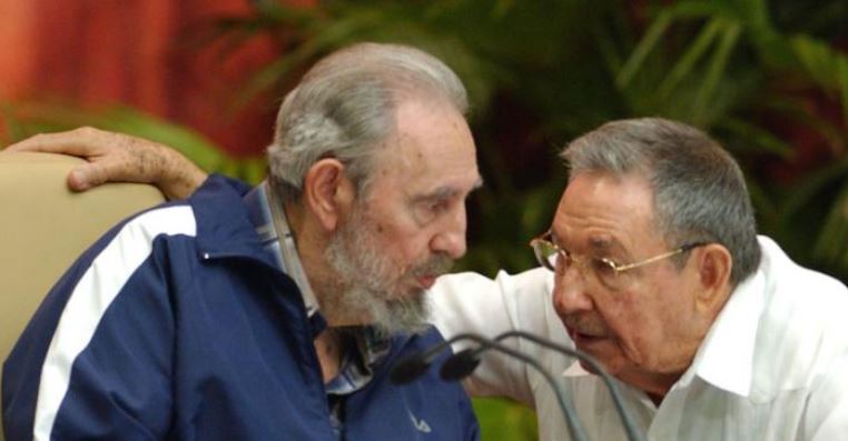Fidel y Raúl en la clausura del 6to Congreso del PCC