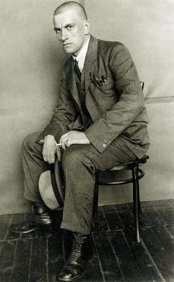 Μαγιακόφσκι 1924 με το τσιγάρο στο χέρι