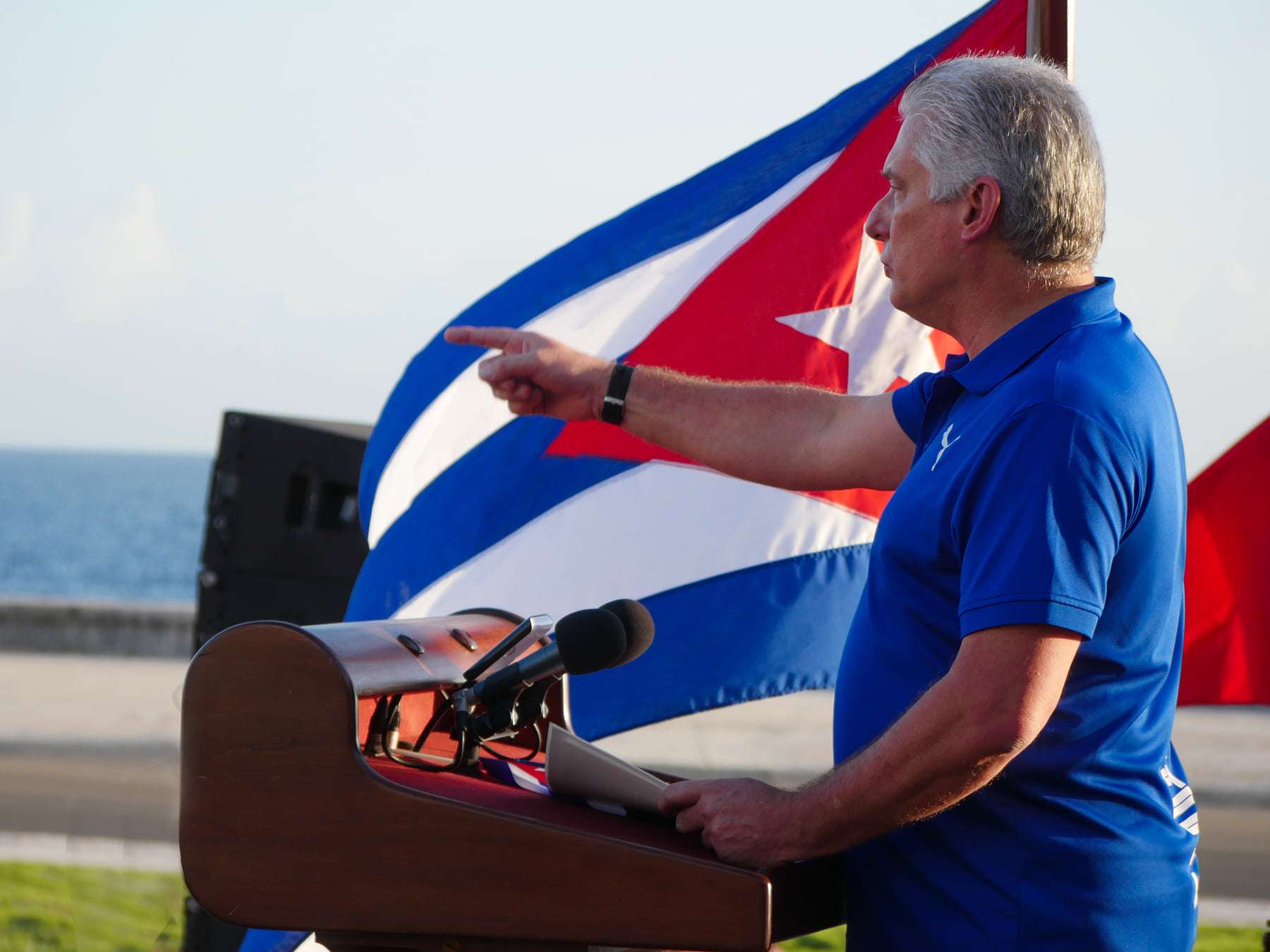 Todo el pueblo se levanta por la soberanía la defensa y la seguridad de Cuba Diaz Canel