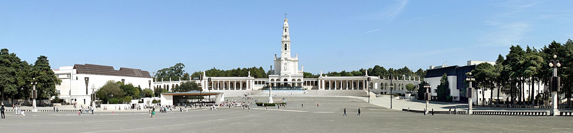 Santuário de Fátima com a Capelinha das Aparições o Monumento ao Coração de Jesus e a Basílica de Nossa Senhora do Rosário