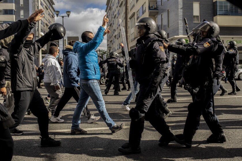 España Trabajadores se enfrentan a la policía tras protesta