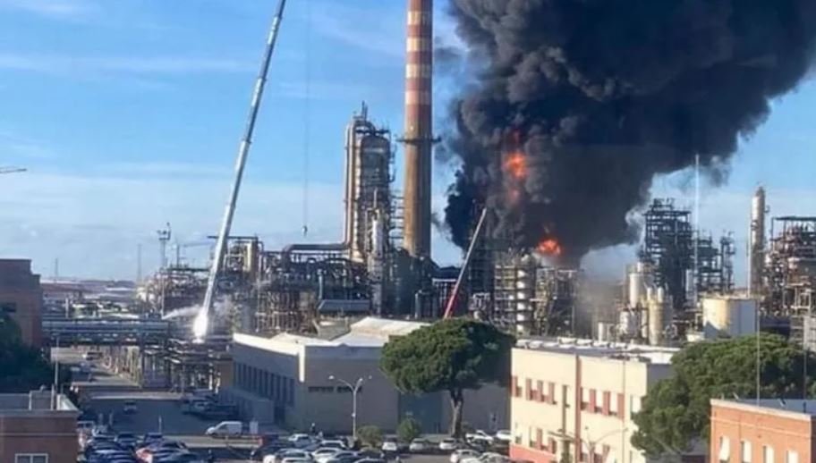 Livorno esplosione cisterna alla raffineria Eni