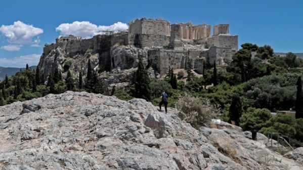 Ακρόπολη: Ελληνίδα που αυτοκτόνησε ήταν η γυναίκα που έπεσε από τον λόφο του Αρείου Πάγου
