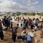 Γάζα: Τουλάχιστον 50 άτομα όλων των ηλικιών ήταν θαμμένα σε ομαδικό τάφο στη Χαν Γιουνίς