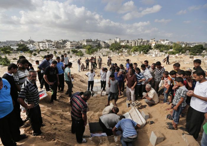 Γάζα: Τουλάχιστον 50 άτομα όλων των ηλικιών ήταν θαμμένα σε ομαδικό τάφο στη Χαν Γιουνίς