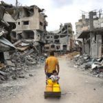 Γάζα: «Τι έκαναν αυτά τα παιδιά; Γιατί βομβάρδισαν το σπίτι τους; Κοιμούνταν!» — Τελεσίγραφα και απειλές από το Ισραήλ