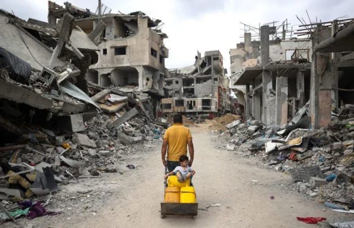 Γάζα: «Τι έκαναν αυτά τα παιδιά; Γιατί βομβάρδισαν το σπίτι τους; Κοιμούνταν!» — Τελεσίγραφα και απειλές από το Ισραήλ