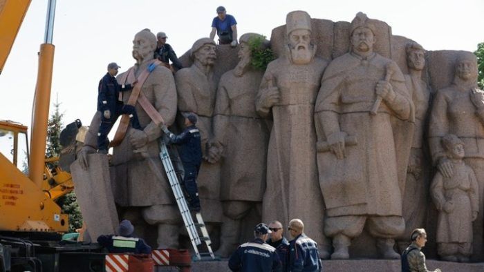 Οι αρχές του Κιέβου αποσυναρμολογούν (ένα ακόμη) μνημείο της σοβιετικής εποχής που υμνούσε τη φιλία με τη Ρωσία