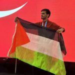 Πρωταθλητής του Κουνγκ Φου απειλείται με κυρώσεις επειδή σήκωσε στο βάθρο την Παλαιστινιακή σημαία