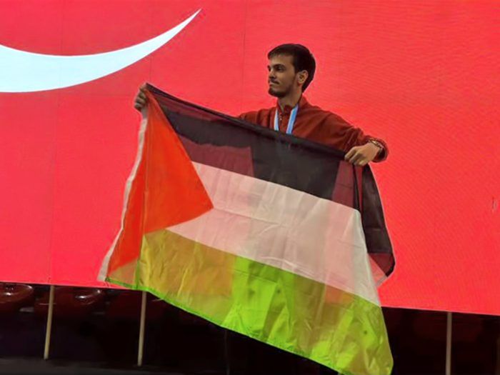 Πρωταθλητής του Κουνγκ Φου απειλείται με κυρώσεις επειδή σήκωσε στο βάθρο την Παλαιστινιακή σημαία