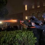 ΗΠΑ-Αγρια καταστολή: Η αστυνομία χτύπησε στο «ψαχνό» τους φοιτητές του UCLA με πλαστικές σφαίρες!