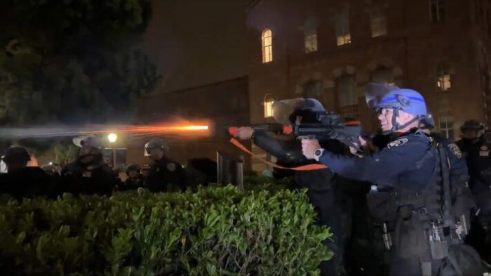 ΗΠΑ-Αγρια καταστολή: Η αστυνομία χτύπησε στο «ψαχνό» τους φοιτητές του UCLA με πλαστικές σφαίρες!