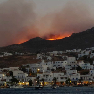 Χωρίς ενεργό μέτωπο η φωτιά στη Σέριφο – Μεγάλες οι καταστροφές