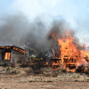 Επικίνδυνη φωτιά στην Κερατέα: Ζημιές σε σπίτια – Συνεχείς εκκενώσεις μέσω του «112»