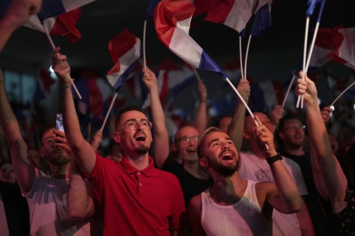 Γαλλία _εκλογές: Πρώτη η “Εθνική Συσπείρωση”, δηλώνει “αδιάλλακτη” υπέρ του κεφαλαίου