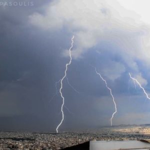 Επιδείνωση του καιρού με ισχυρές βροχές και καταιγίδες – Προειδοποίηση για συχνούς κεραυνούς σε Αττική και Βοιωτία
